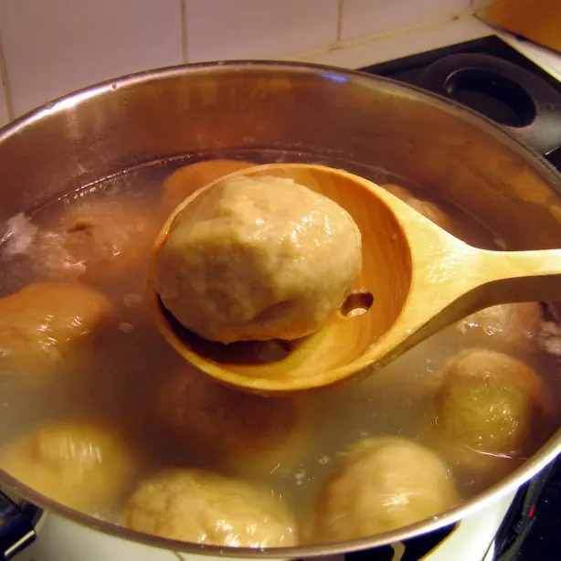 Foto von Pitepalt (Schwedische Kartoffelklöße mit Speckfüllung) – fertig angerichtet