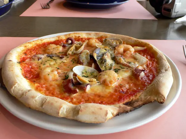 Foto von Pizza ai Frutti di Mare (Meeresfrüchte-Pizza) – fertig angerichtet