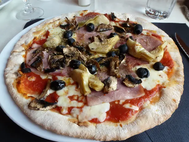 Foto von Pizza Capricciosa – fertig angerichtet