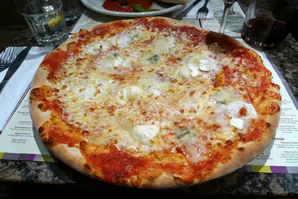 Foto von Pizza Quattro Formaggi (Vier-Käse-Pizza) – fertig angerichtet