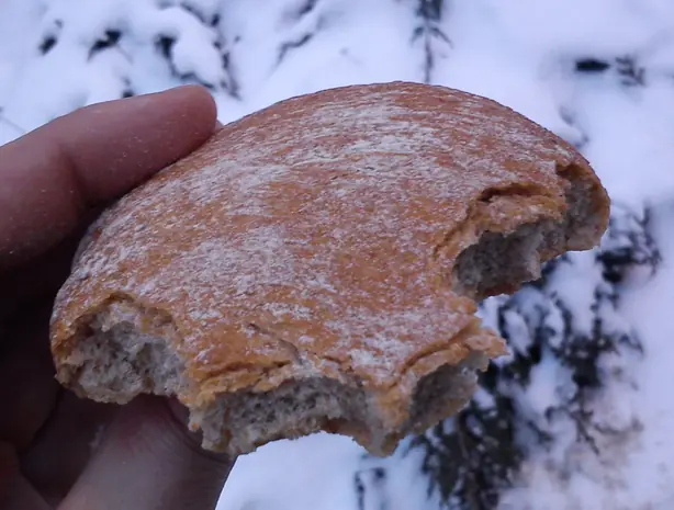 Foto von Podpłomyk (Ur-Brot der Slawen) – fertig angerichtet
