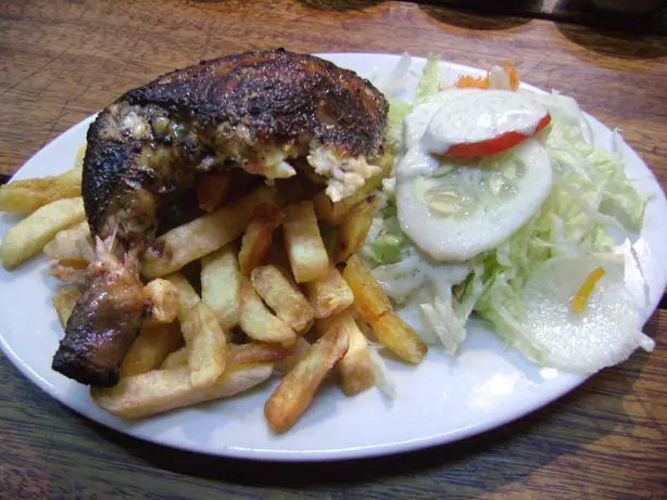 Foto von Pollo a la Brasa (Peruanisches Brathähnchen) – fertig angerichtet