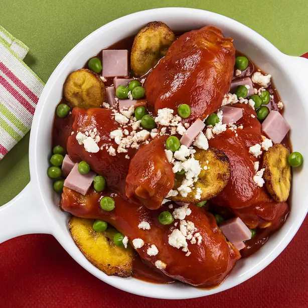 Foto von Pollo Motuleño (Yucatan-Hühnchen) – fertig angerichtet