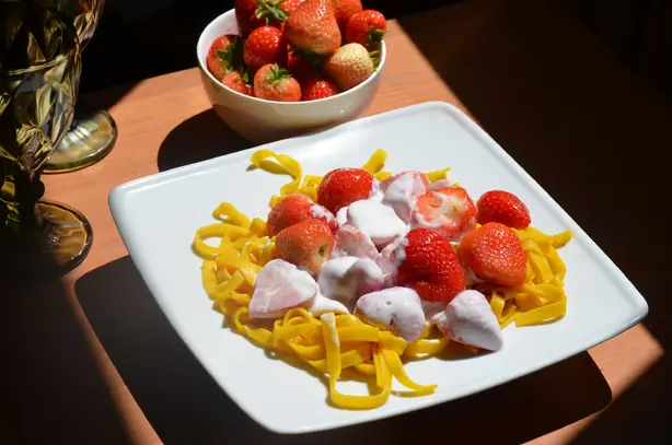 Foto von Polnische Erdbeer-Nudeln (Makaron z truskawkami) – fertig angerichtet