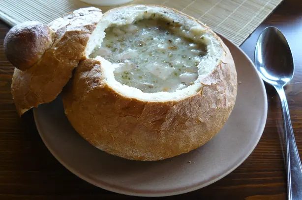 Foto von Polnische saure Roggensuppe (Żurek) – fertig angerichtet
