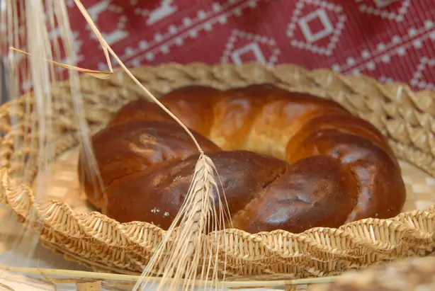 Foto von Polnischer Kołacz - Traditioneller festlicher Hefekuchen – fertig angerichtet