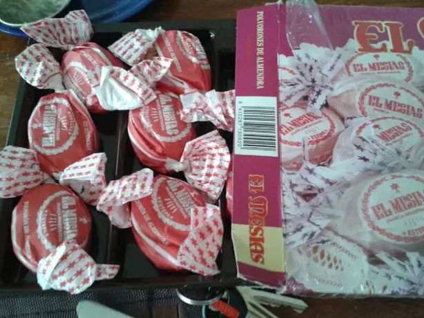 Foto von Polvorónes (Andalusisches Mandel-Schmalzgebäck) – fertig angerichtet