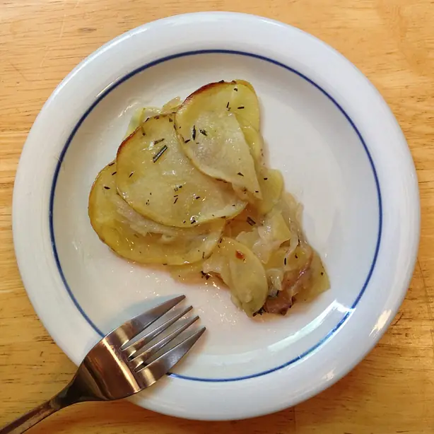 Foto von Pommes Boulangère (Französische Bäckerofenkartoffeln) – fertig angerichtet
