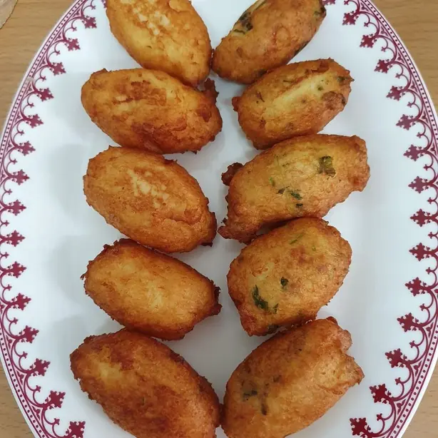 Foto von Pommes dauphine – Französische Kartoffelkrapfen – fertig angerichtet