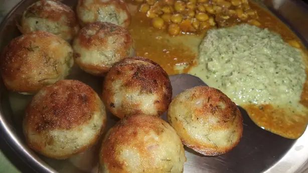 Foto von Ponganalu (Würzige indische Reis-Linsen-Bällchen) – fertig angerichtet