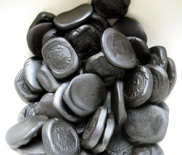 Foto von Pontefract Cakes (Traditionelle Lakritz-Taler) – fertig angerichtet