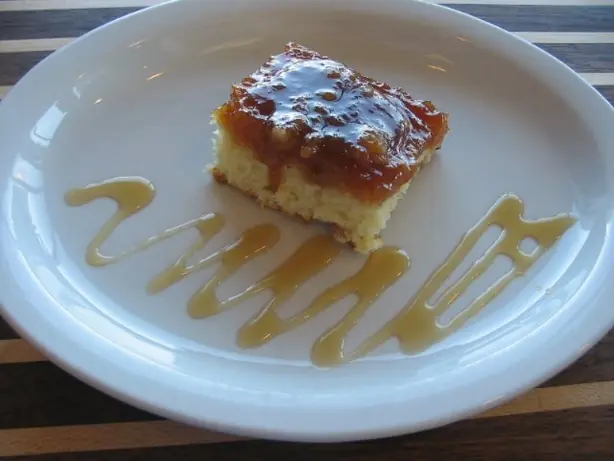 Foto von Pouding Chômeur (Quebecer Ahornsirup-Auflauf) – fertig angerichtet