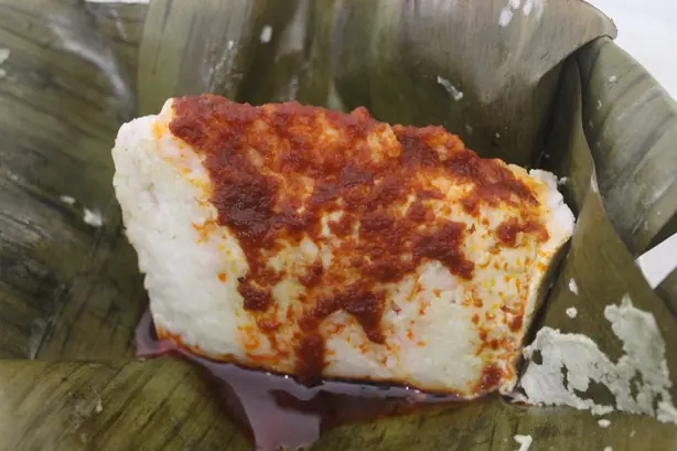 Foto von Pundut Nasi (Gedämpfter Kokosreis im Bananenblatt) – fertig angerichtet