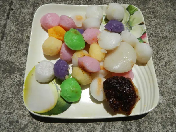 Foto von Puto Calasiao (Fermentierte philippinische Reiskuchen) – fertig angerichtet