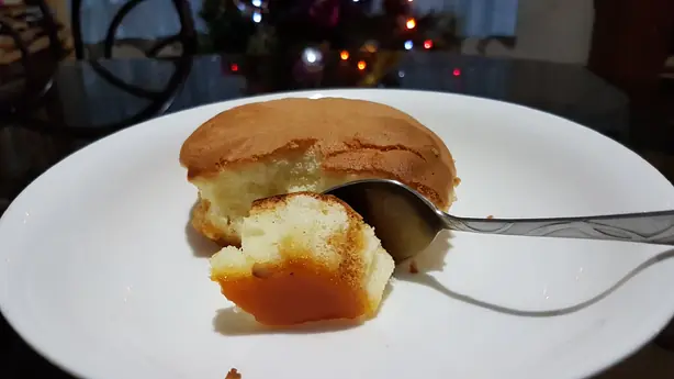 Foto von Puto Mamón (Gedämpfter philippinischer Biskuitkuchen) – fertig angerichtet