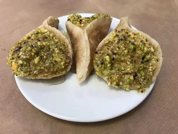 Foto von Qatayef (Arabische gefüllte Pfannkuchen) – fertig angerichtet