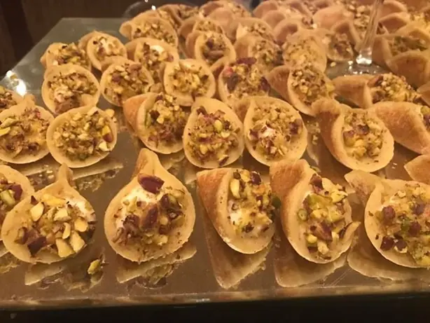 Foto von Qatayef mit Nussfüllung - Knusprige arabische Pfannkuchen-Taschen – fertig angerichtet