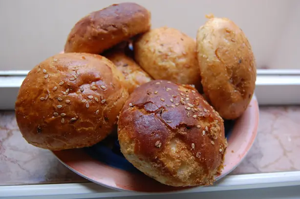 Foto von Qrashel (Marokkanische Sesam-Anis-Brötchen) – fertig angerichtet