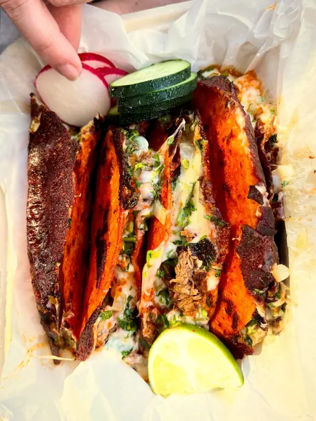 Foto von Quesabirria Tacos (Cheesy Birria Tacos) – fertig angerichtet