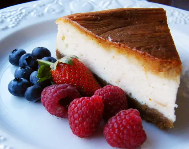 Wikipedia-Bild - Baked_cheesecake_with_raspberries_and_blueberries.jpg - Foto: zingyyellow - CC BY 2.0