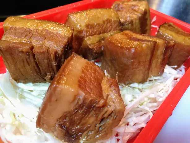 Foto von Rafute (Okinawischer geschmorter Schweinebauch) – fertig angerichtet