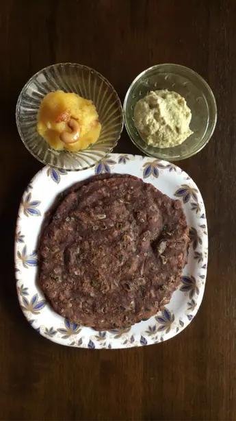 Foto von Ragi Rotti (Indisches Fingerhirse-Fladenbrot) – fertig angerichtet