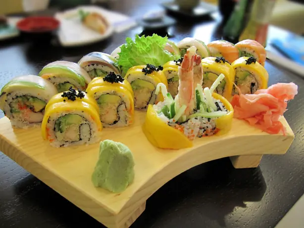 Foto von Rainbow Roll (Regenbogen-Sushi-Rolle) – fertig angerichtet