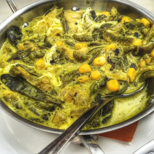 Foto von Rajas con crema (Mexikanische Poblano-Streifen in Sahnesauce) – fertig angerichtet