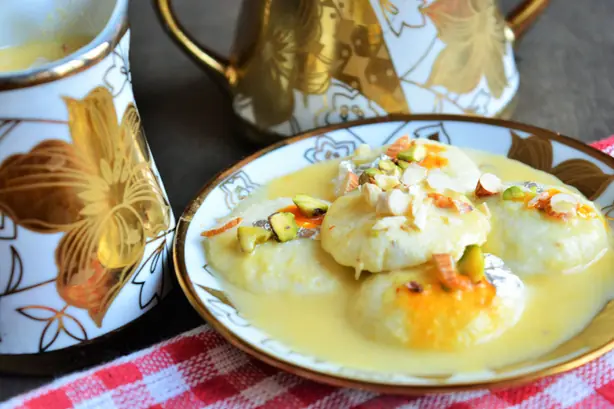 Foto von Ras Malai (Indische Süßspeise in Safranmilch) – fertig angerichtet