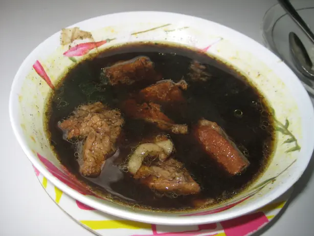 Foto von Rawon (Indonesische Schwarze Rindfleischsuppe) – fertig angerichtet