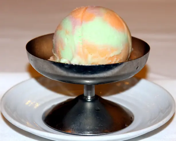 Foto von Regenbogen-Sorbet (Rainbow Sherbet) – fertig angerichtet