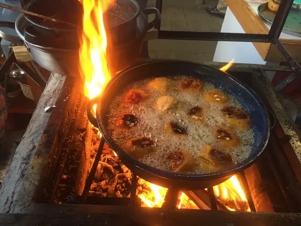 Foto von Rellenitos de Plátano (Guatemaltekische gefüllte Kochbananen) – fertig angerichtet