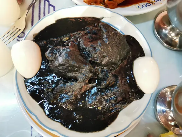 Foto von Relleno Negro – Der 'Schwarze Truthahn' aus Yucatán – fertig angerichtet