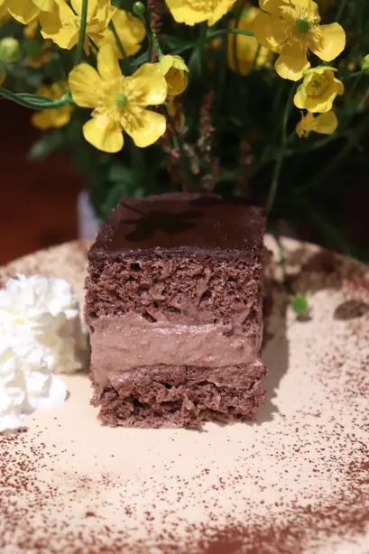 Foto von Rigó Jancsi (Ungarische Schokoladen-Sahne-Würfel) – fertig angerichtet