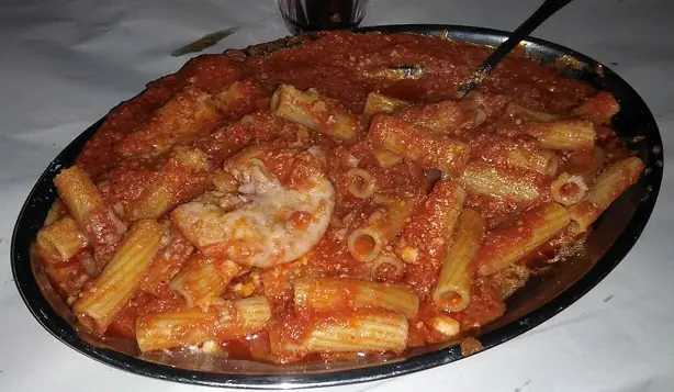 Foto von Rigatoni con la Pajata (Klassische Römische Pasta mit Kalbsdarm) – fertig angerichtet