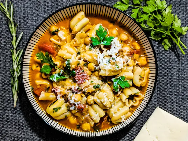Foto von Römische Pasta e Ceci (Nudeln mit Kichererbsen) – fertig angerichtet