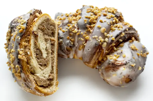 Foto von Rogal Świętomarciński (Polnisches Martins-Croissant) – fertig angerichtet