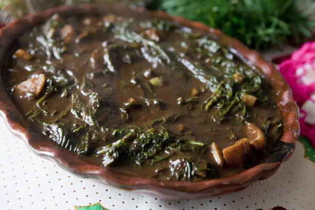 Foto von Romeritos mit Mole und Garnelen-Puffern (Revoltijo) – fertig angerichtet