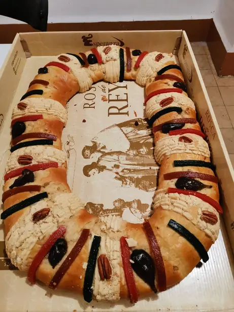 Foto von Rosca de Reyes (Mexikanischer Dreikönigskranz) – fertig angerichtet