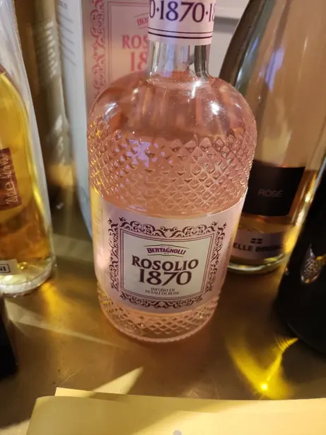 Foto von Rosolio (Italienischer Rosenlikör) – fertig angerichtet