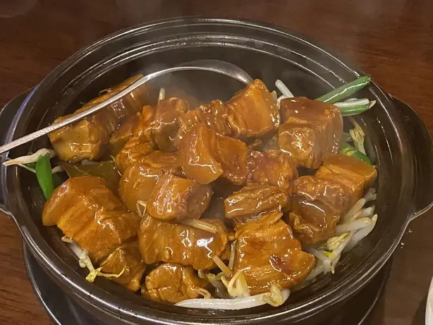 Foto von Rotgeschmorter Schweinebauch (Hong Shao Rou) – fertig angerichtet