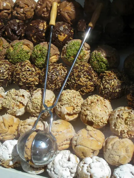 Foto von Rothenburger Schneeballen (Fränkisches Mürbeteiggebäck) – fertig angerichtet