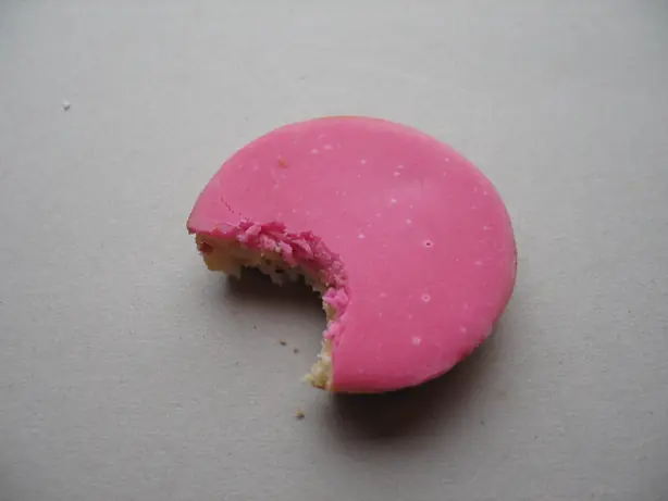 Foto von Roze Koek (Niederländischer Rosa Kuchen) – fertig angerichtet