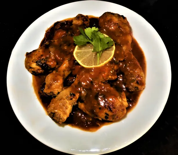 Foto von Rumänisches Hähnchen-Ostropel (Ostropel de pui) - Der Knoblauch-Klassiker – fertig angerichtet