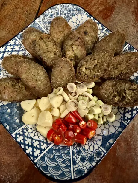Foto von Sai Oua (Nordthailändische Kräuterwurst) – fertig angerichtet