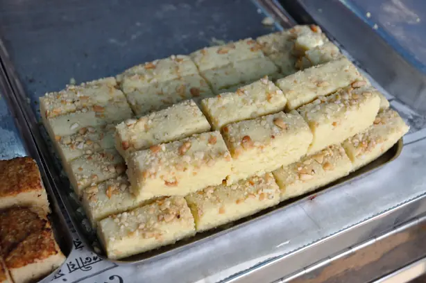 Foto von Sarpuria (Bengalischer Milch-Kuchen) – fertig angerichtet