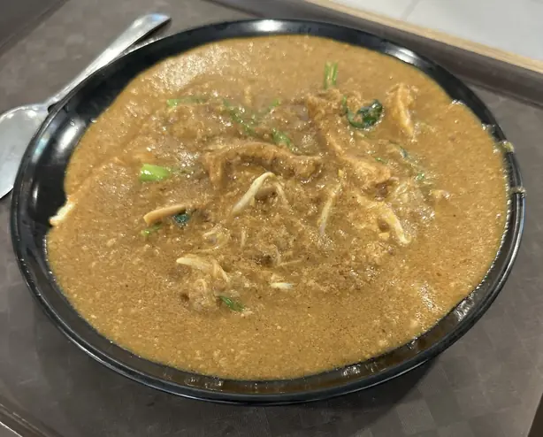 Foto von Satay Bee Hoon (Singapurische Reisnudeln mit Erdnusssauce) – fertig angerichtet