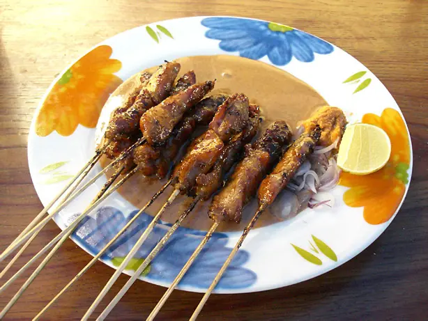 Foto von Sate Ayam (Indonesisches Hähnchen-Satay mit Erdnusssauce) – fertig angerichtet