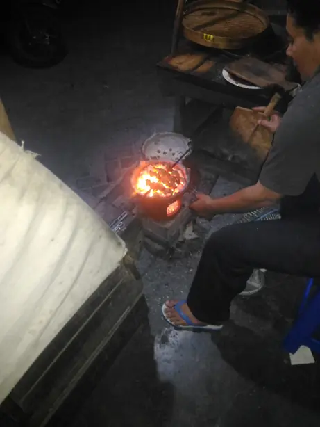 Foto von Sate Klatak (Javanischer Ziegenspieß auf Eisenspeichen) – fertig angerichtet