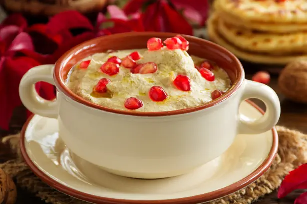 Foto von Satsivi – Georgisches Hähnchen in cremiger Walnusssauce – fertig angerichtet